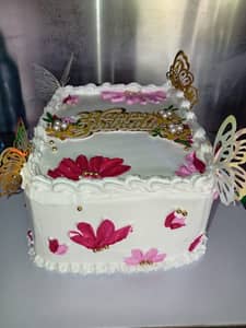 Pastel Grande cubierto de crema chantillí 