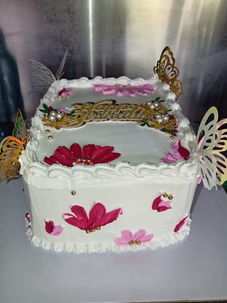 Pastel Grande cubierto de crema chantillí 