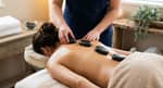 Espalda, Cuello y Hombros + Piedras Calientes o Masaje de Cabeza