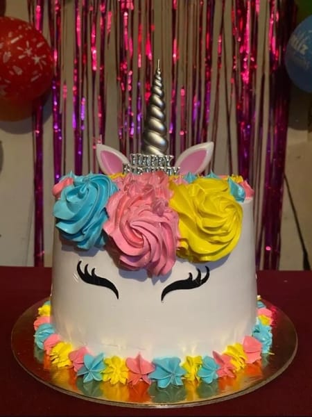 Pastel mediano cubierto de buttercream o ganache 