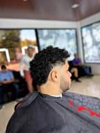 Corte de cabello y barbas